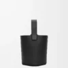 Mini Pebble Beuteltasche aus glattem Kalbsleder in Schwarz