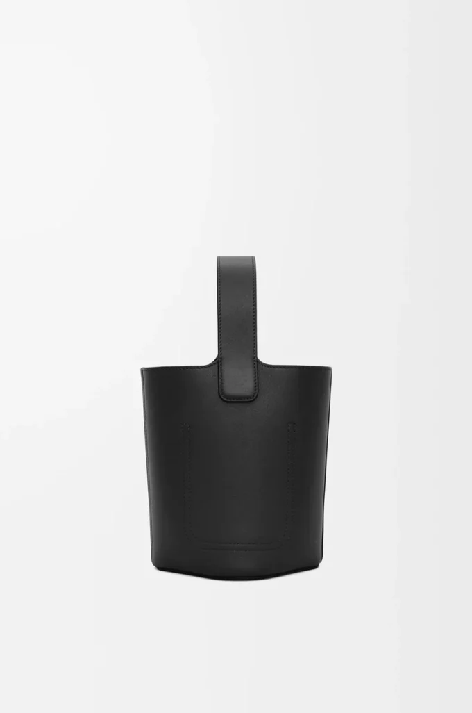 Mini Pebble Beuteltasche aus glattem Kalbsleder in Schwarz
