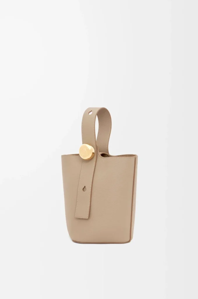 Mini Pebble Beuteltasche aus weichem genarbtem Kalbsleder in Sand