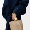 Mini Pebble Beuteltasche aus weichem genarbtem Kalbsleder in Sand