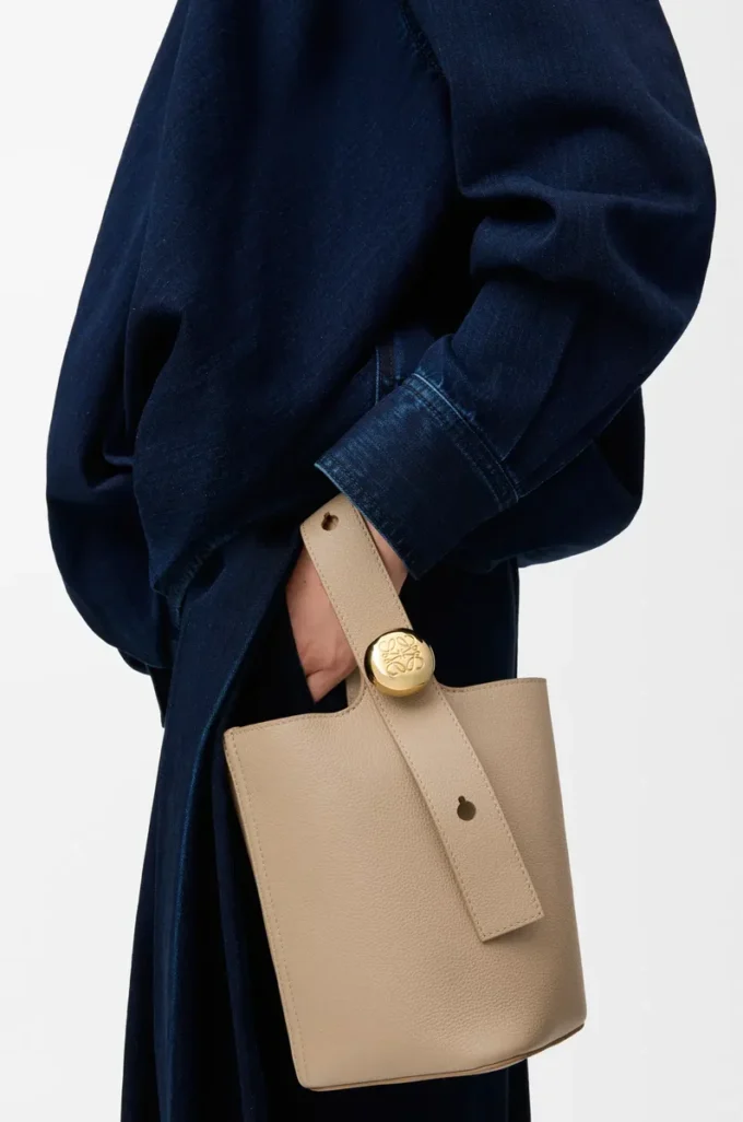 Mini Pebble Beuteltasche aus weichem genarbtem Kalbsleder in Sand