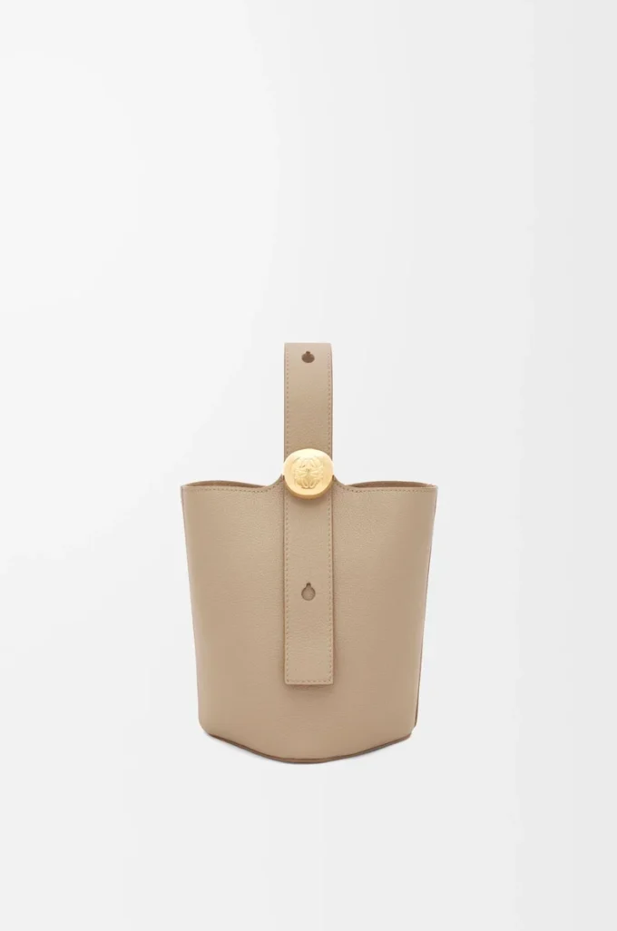 Mini Pebble Beuteltasche aus weichem genarbtem Kalbsleder in Sand