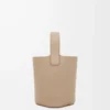 Mini Pebble Beuteltasche aus weichem genarbtem Kalbsleder in Sand