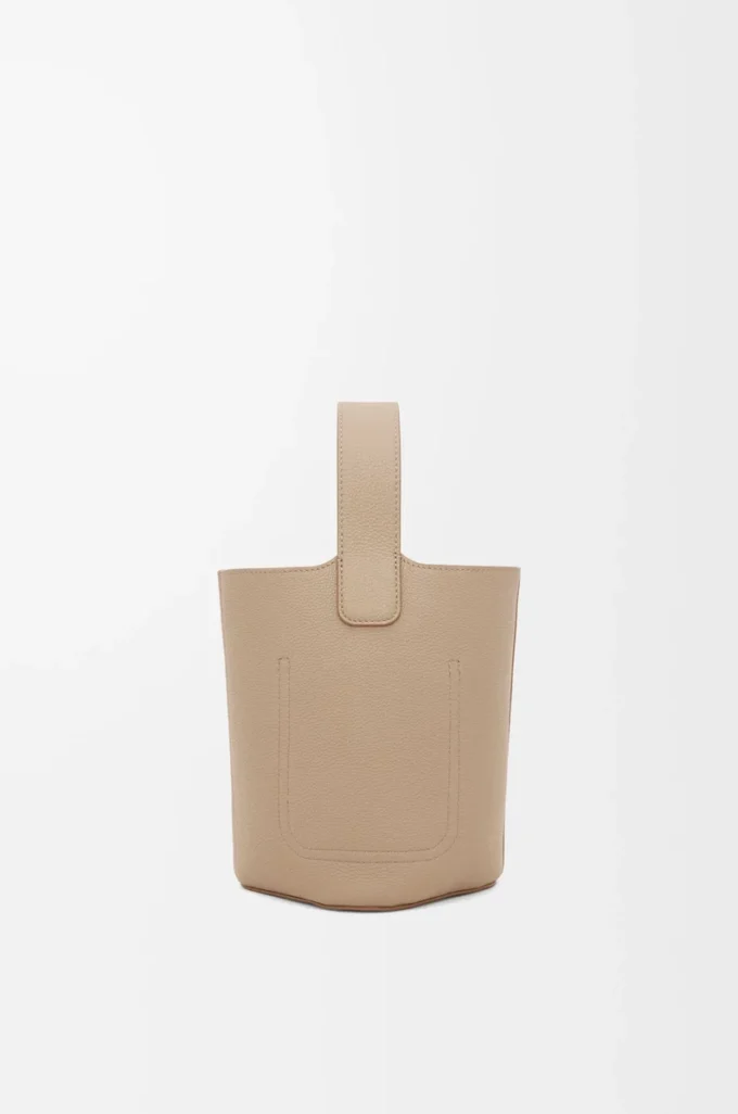 Mini Pebble Beuteltasche aus weichem genarbtem Kalbsleder in Sand