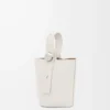 Mini Pebble Beuteltasche aus weichem genarbtem Kalbsleder in Soft White