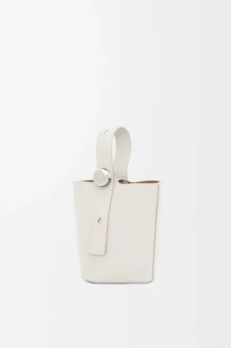 Mini Pebble Beuteltasche aus weichem genarbtem Kalbsleder in Soft White