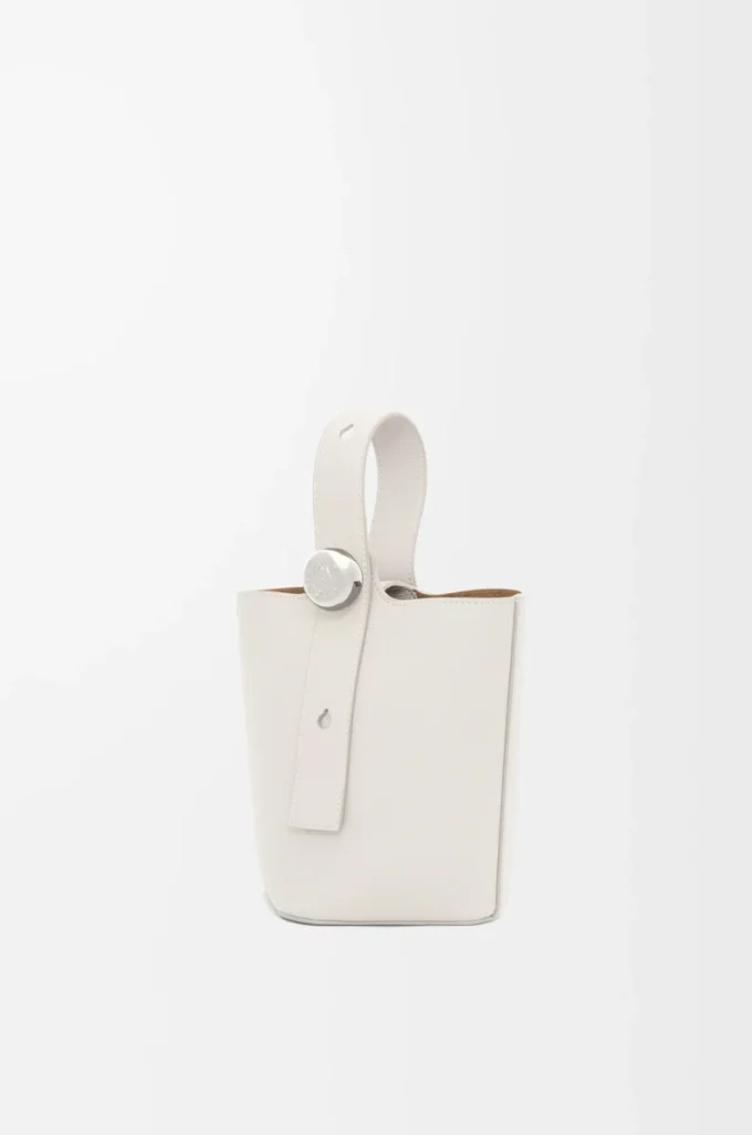Mini Pebble Beuteltasche aus weichem genarbtem Kalbsleder in Soft White