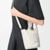 Mini Pebble Beuteltasche aus weichem genarbtem Kalbsleder in Soft White