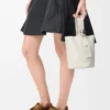 Mini Pebble Beuteltasche aus weichem genarbtem Kalbsleder in Soft White