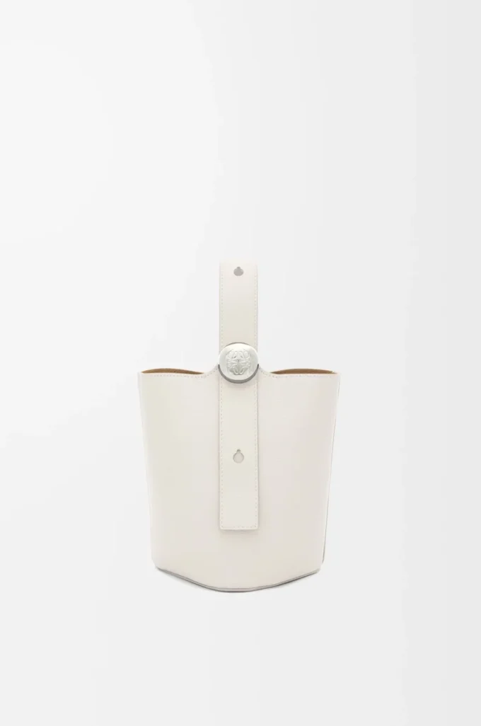 Mini Pebble Beuteltasche aus weichem genarbtem Kalbsleder in Soft White