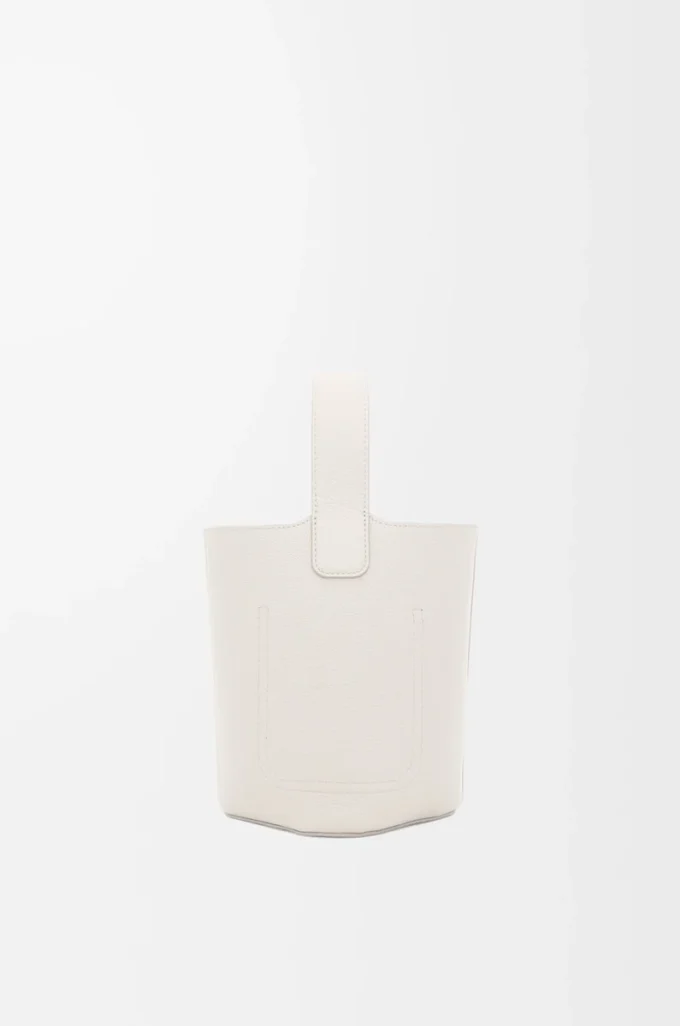 Mini Pebble Beuteltasche aus weichem genarbtem Kalbsleder in Soft White