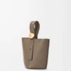 Mini Pebble Beuteltasche aus weichem genarbtem Kalbsleder Taupe
