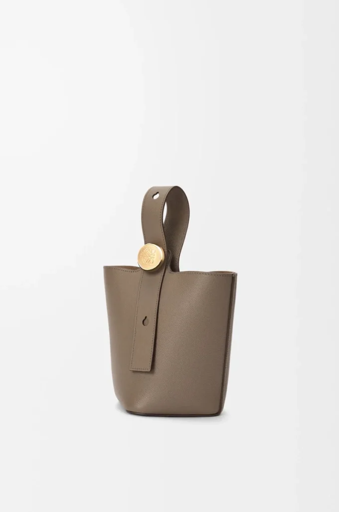 Mini Pebble Beuteltasche aus weichem genarbtem Kalbsleder Taupe