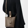 Mini Pebble Beuteltasche aus weichem genarbtem Kalbsleder Taupe