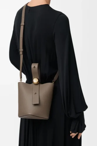 Mini Pebble Beuteltasche aus weichem genarbtem Kalbsleder Taupe