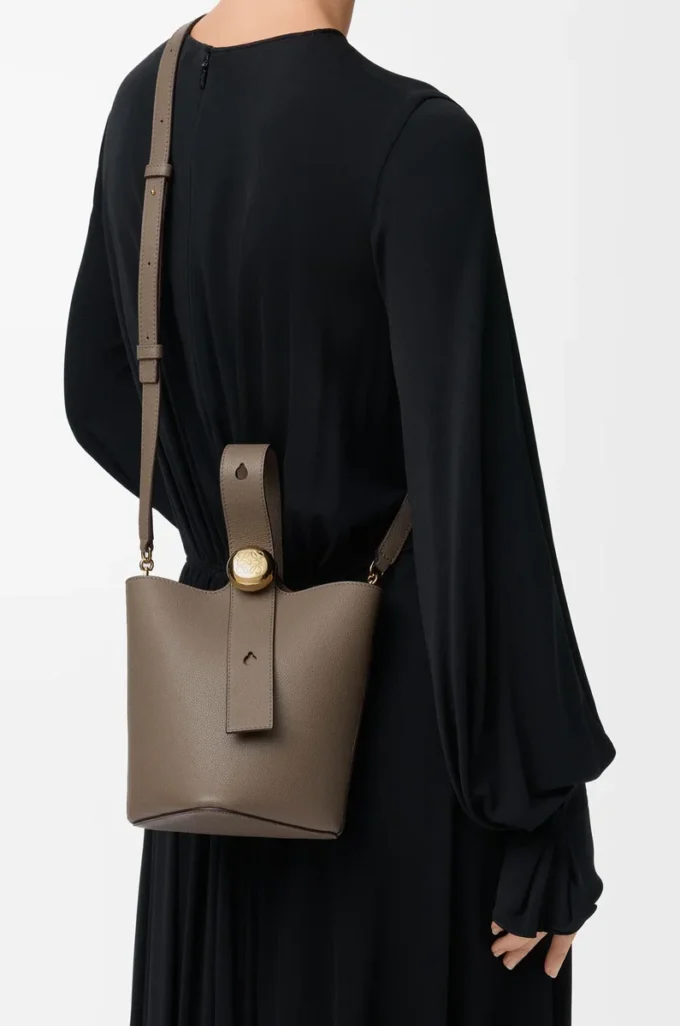 Mini Pebble Beuteltasche aus weichem genarbtem Kalbsleder Taupe