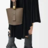 Mini Pebble Beuteltasche aus weichem genarbtem Kalbsleder Taupe
