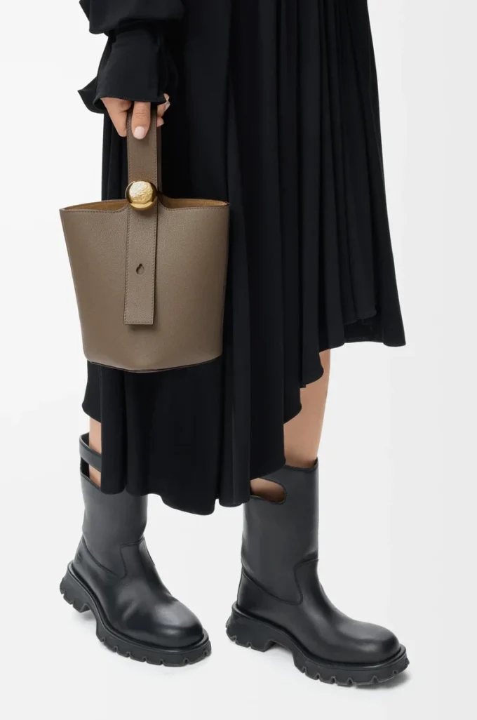 Mini Pebble Beuteltasche aus weichem genarbtem Kalbsleder Taupe