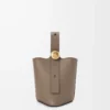 Mini Pebble Beuteltasche aus weichem genarbtem Kalbsleder Taupe