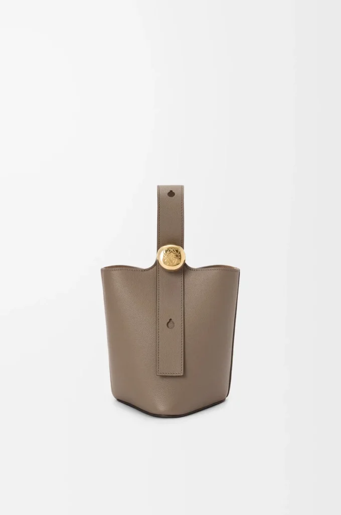 Mini Pebble Beuteltasche aus weichem genarbtem Kalbsleder Taupe