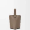 Mini Pebble Beuteltasche aus weichem genarbtem Kalbsleder Taupe