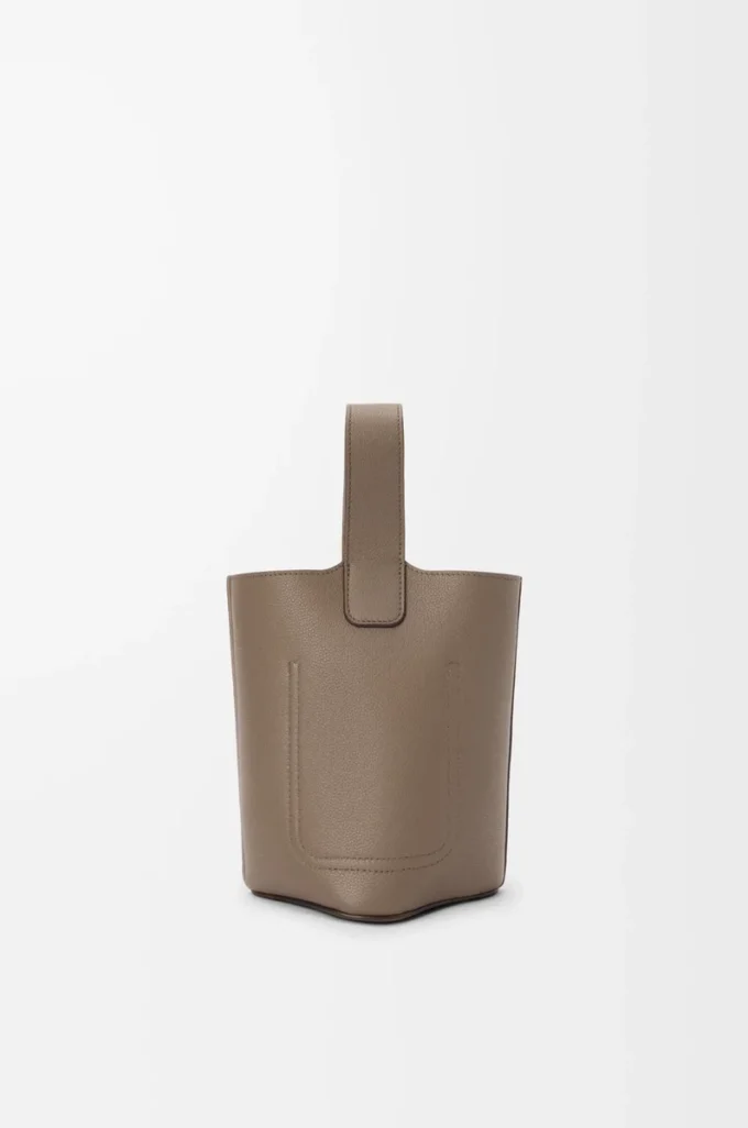 Mini Pebble Beuteltasche aus weichem genarbtem Kalbsleder Taupe