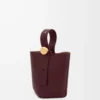 Mini Pebble Bucket aus glattem Kalbsleder in Dark Burgundy