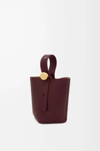 Mini Pebble Bucket aus glattem Kalbsleder in Dark Burgundy