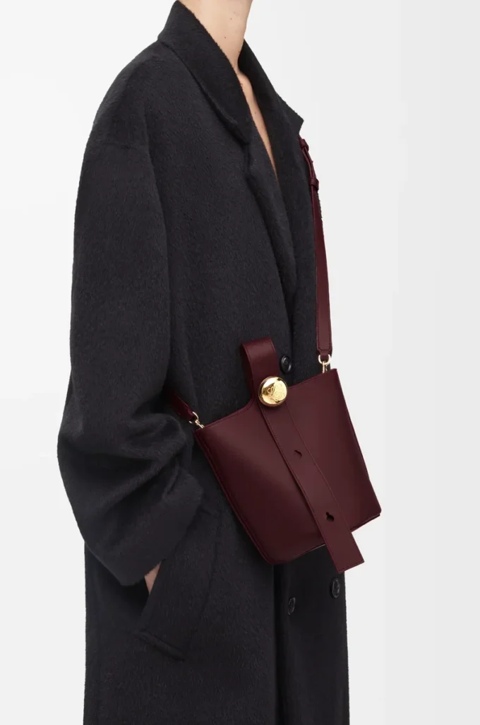 Mini Pebble Bucket aus glattem Kalbsleder in Dark Burgundy