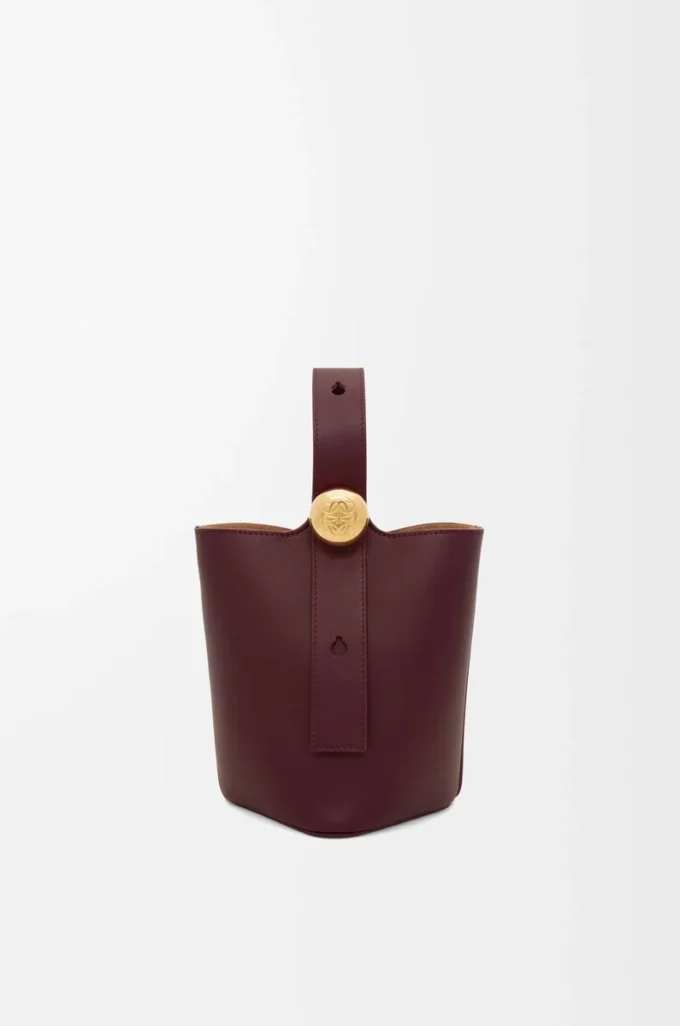 Mini Pebble Bucket aus glattem Kalbsleder in Dark Burgundy