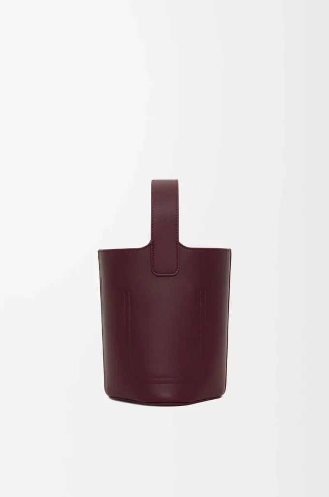 Mini Pebble Bucket aus glattem Kalbsleder in Dark Burgundy