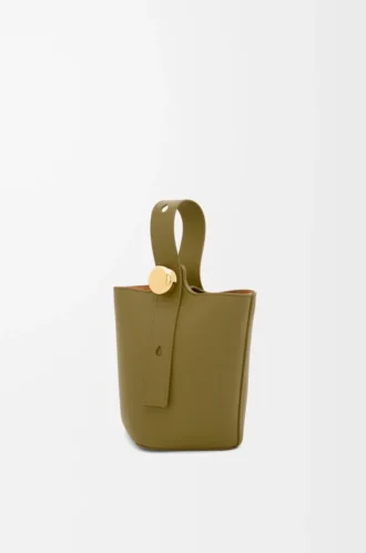 Mini Pebble Bucket aus glattem Kalbsleder in Oliv