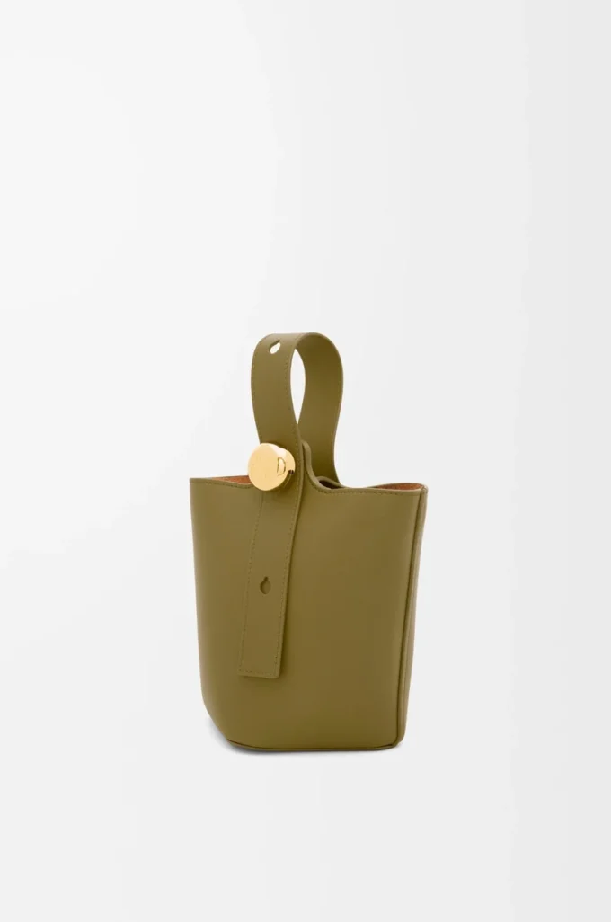 Mini Pebble Bucket aus glattem Kalbsleder in Oliv