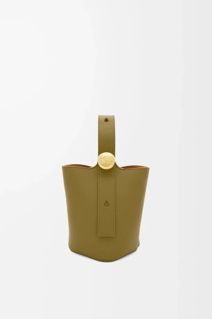Mini Pebble Bucket aus glattem Kalbsleder in Oliv