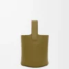 Mini Pebble Bucket aus glattem Kalbsleder in Oliv