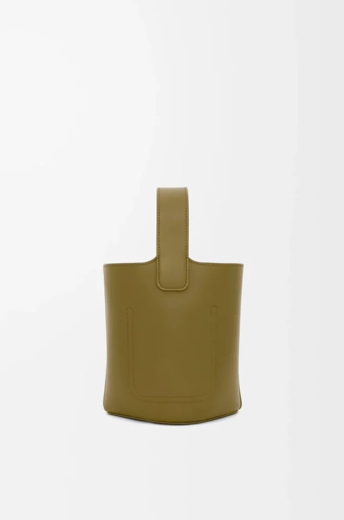 Mini Pebble Bucket aus glattem Kalbsleder in Oliv