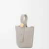 Mini Pebble Bucket aus glattem Kalbsleder in Shell Grey