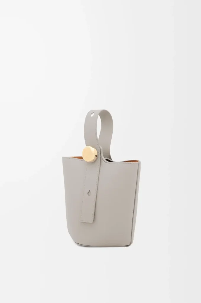 Mini Pebble Bucket aus glattem Kalbsleder in Shell Grey