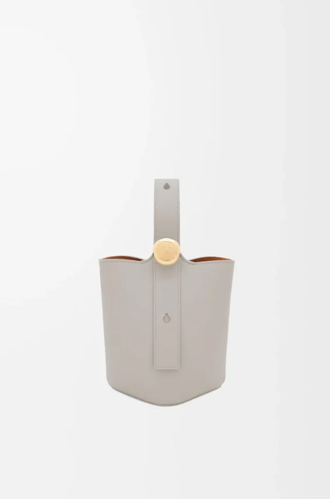 Mini Pebble Bucket aus glattem Kalbsleder in Shell Grey