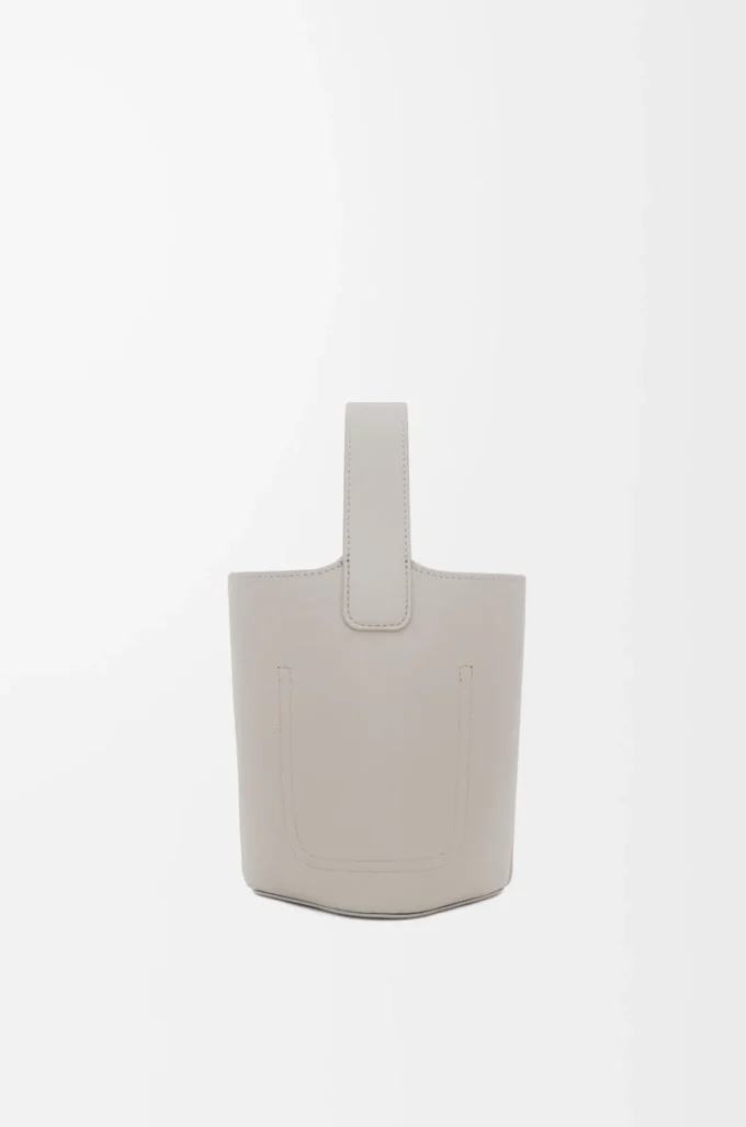 Mini Pebble Bucket aus glattem Kalbsleder in Shell Grey
