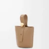 Mini Pebble Bucket aus weichem genarbtem Kalbsleder in Latte