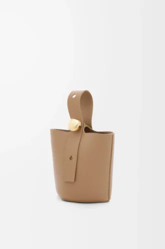 Mini Pebble Bucket aus weichem genarbtem Kalbsleder in Latte