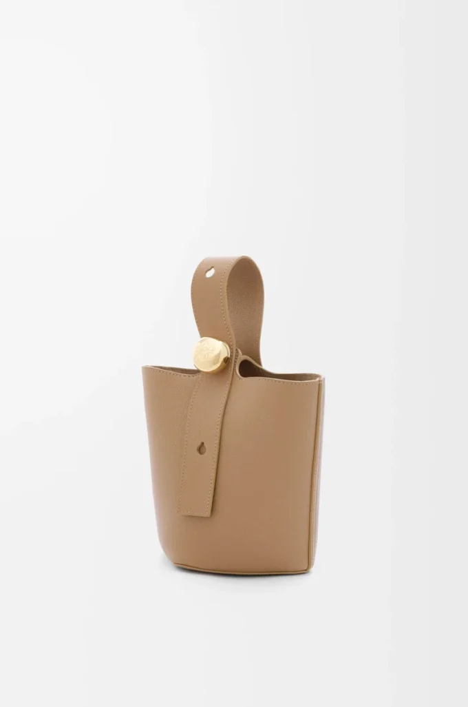 Mini Pebble Bucket aus weichem genarbtem Kalbsleder in Latte