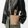 Mini Pebble Bucket aus weichem genarbtem Kalbsleder in Latte