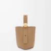 Mini Pebble Bucket aus weichem genarbtem Kalbsleder in Latte