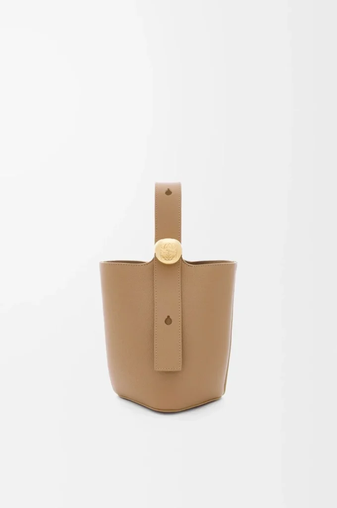 Mini Pebble Bucket aus weichem genarbtem Kalbsleder in Latte