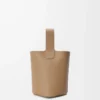 Mini Pebble Bucket aus weichem genarbtem Kalbsleder in Latte