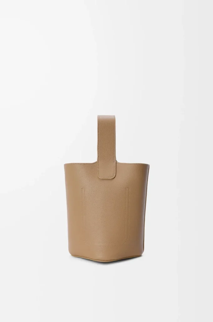 Mini Pebble Bucket aus weichem genarbtem Kalbsleder in Latte