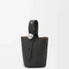 Mini Pebble Bucket Bag aus weichem genarbtem Kalbsleder in Schwarz