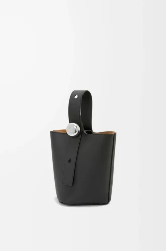 Mini Pebble Bucket Bag aus weichem genarbtem Kalbsleder in Schwarz